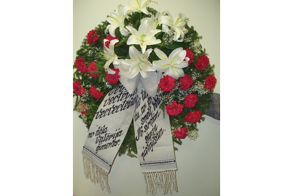 Bēru vainagi, kroņi, štrausi, ziedi