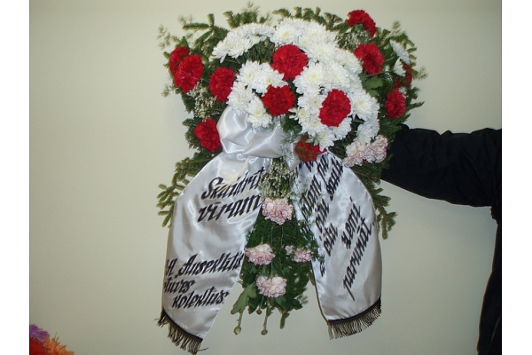 Bēru vainagi, kroņi, štrausi, ziedi