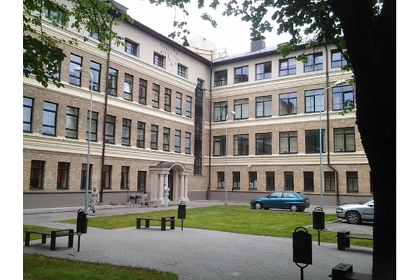 PVC, koka un alumīnija logu un durvju ražošana