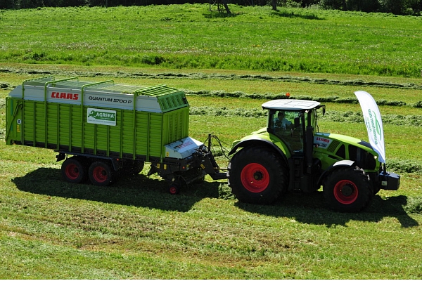 Savacējpiekabe Claas Qantum traktors Konekesko