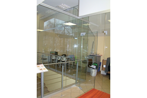 Stikla siena ar durvīm