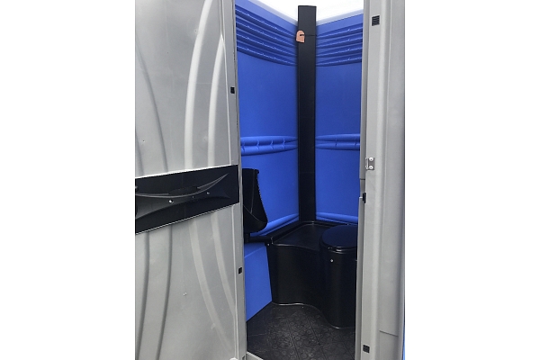 Biotualetes kabīnes Armal iekšpusē