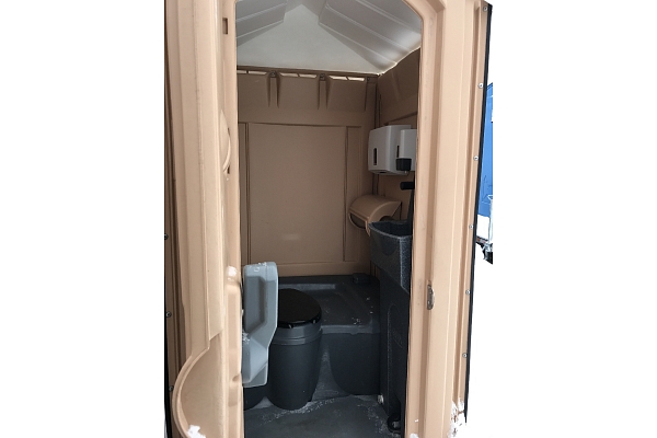 Biotualetes kabīne ar izlietni