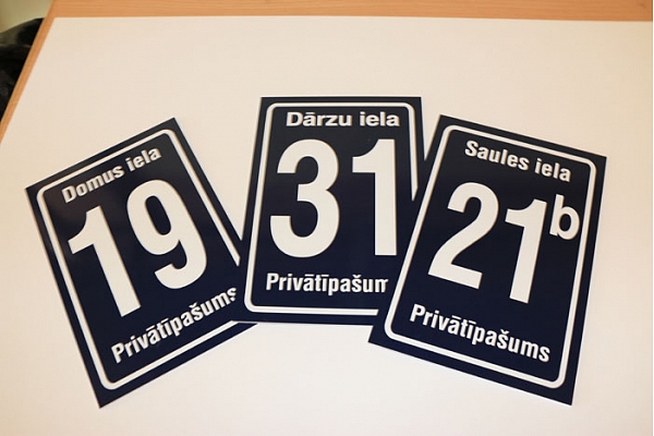 Mājas numuri, ielu nosaukumu plāksnes