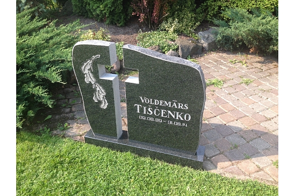 Garnīta kapu pieminekļi