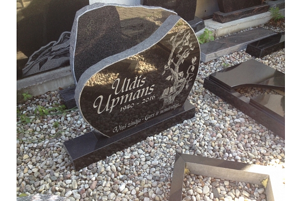 Oriģināls kapu piemineklis ar gravējumu