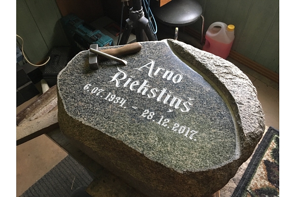 kapakmeņi, kapu pieminekļi, Rīga