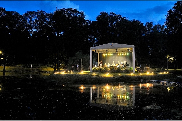 RJK. Skatuve, gaismas iekārtas, skaņas iekārtas. Arkādijas parks.