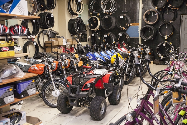 Motrolleri un skūteri