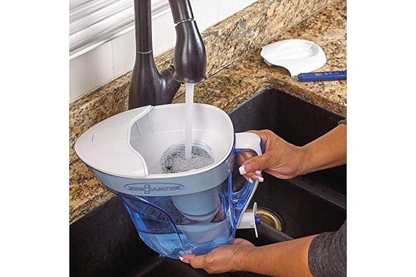 ZeroWater filtrēšanas krūze uzpildes procesā