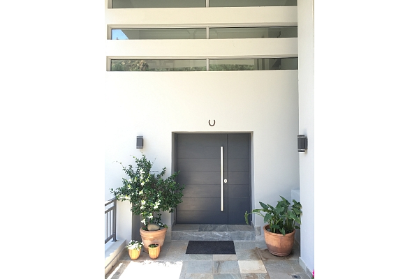 Metāla durvis mājai ar stiklu