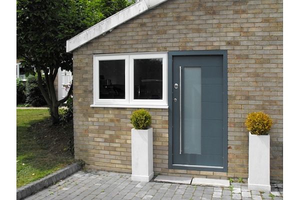 Netsandarta durvis mājai