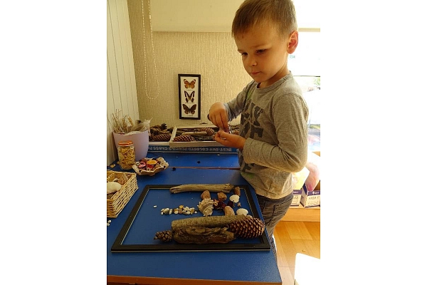“Maziņš kā jūra” bērni eksperimentē un radoši darbojas.