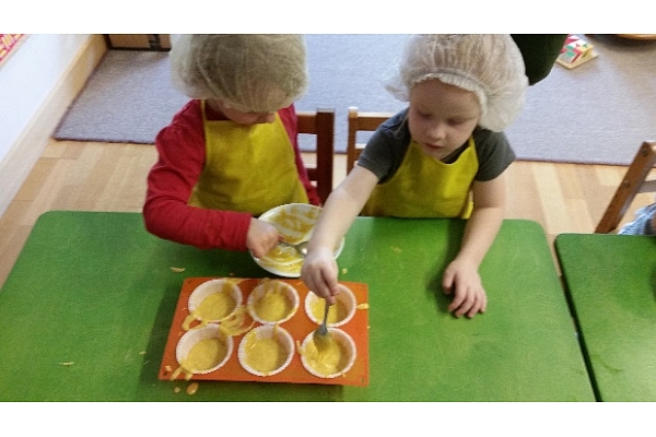 “Maziņš kā jūra” bērni saimnieko – kārto, tīra, gatavo maltītes.