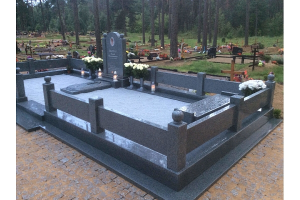 Granīta akmens kapu piemineklis un apmale