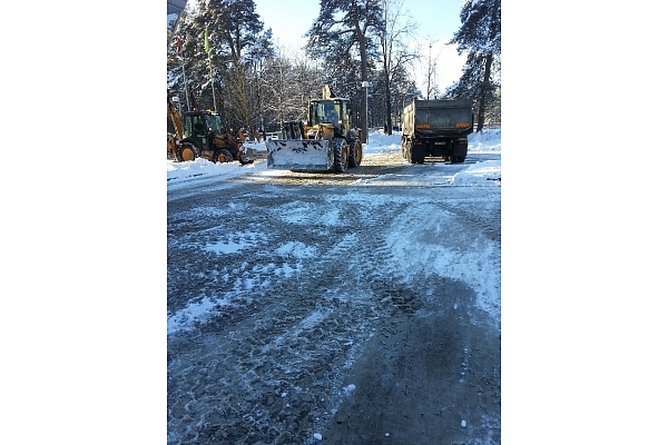 Sniega tīrīšana, trotuāru stāvlaukumu attīrīšana no sniega.