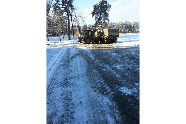 Trotuāru stāvlaukumu attīrīšana no sniega.