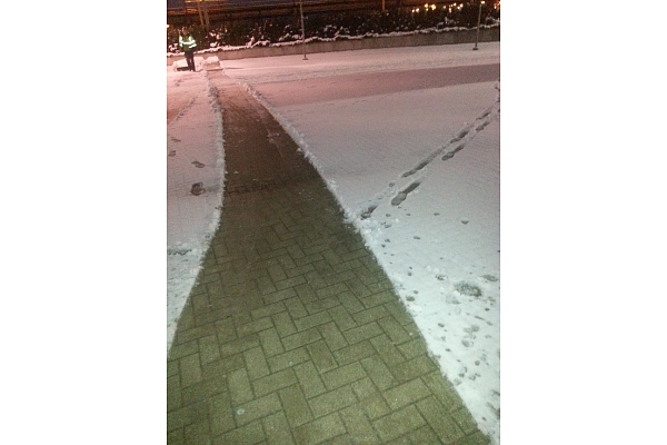 Trotuāru tīrīšana no sniega, eko sāls kaisīšana.