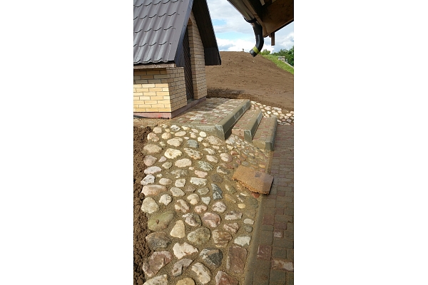 Celiņu, pie mājām ceļu labiekārtošana, bruģakmens, bruģēšana.