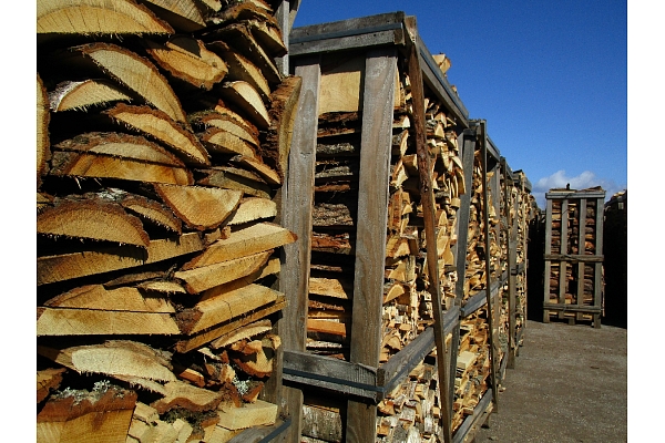 Malkas, kamīnmalkas, palešu un kamīnmalkas kastu ražošanā