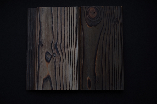 Dedzināta krāsota priede