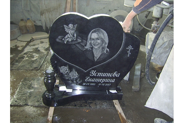 Granīta pieminekļi