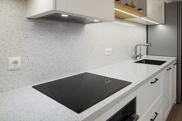 Virtuves virsma ar sienas paneli no Corian ® materiāla