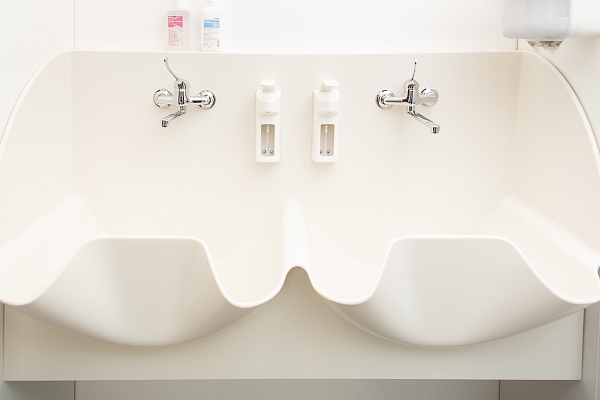 Ķirurģiskā izlietne ar divām stacijām no Corian ® materiāla
