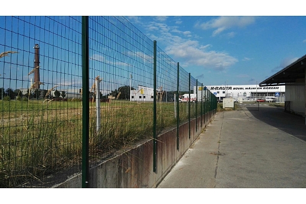 Metināts žogs uz betona atbalsta sienas