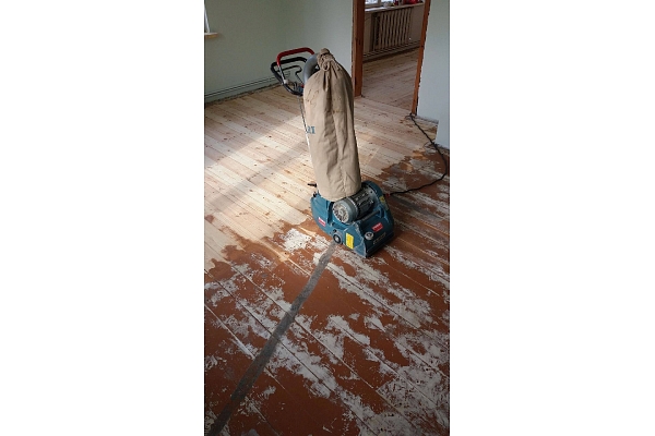 Profesionāla ozola un oša koka grīdu un parketa ieklāšana, restaurācija, tirdzniecība. Ražots Latvijā.