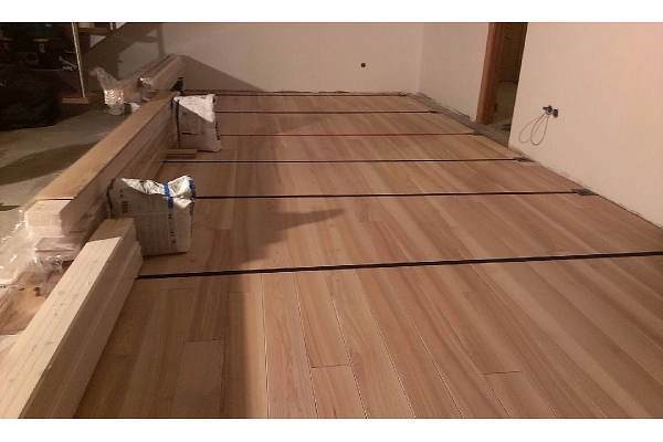 Profesionāla ozola un oša koka grīdu un parketa ieklāšana, restaurācija, tirdzniecība. Ražots Latvijā.