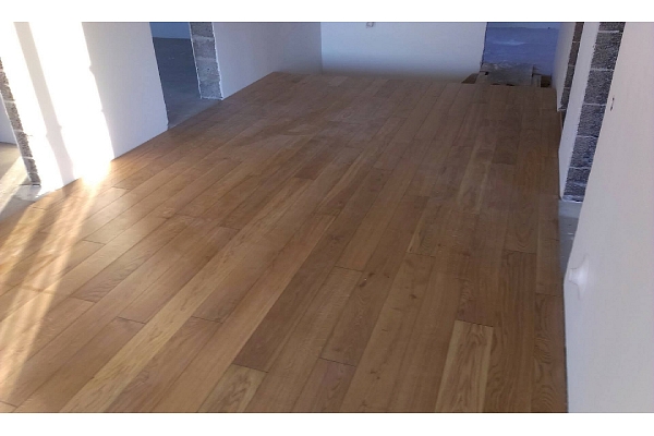 Profesionāla ozola un oša koka grīdu un parketa ieklāšana, restaurācija, tirdzniecība. Ražots Latvijā.