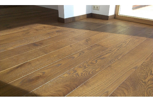 Profesionāla ozola un oša koka grīdu un parketa ieklāšana, restaurācija, tirdzniecība. Ražots Latvijā.