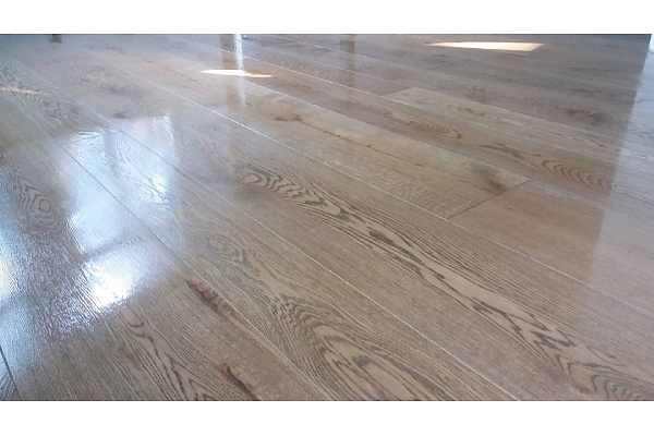 Profesionāla ozola un oša koka grīdu un parketa ieklāšana, restaurācija, tirdzniecība. Ražots Latvijā.