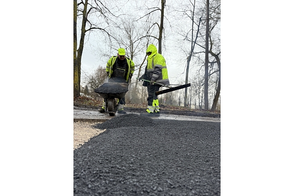 Bedrīšu remonts ar pilno tehnoloģiju, izmantojot karstā asfaltbetona maisījumu