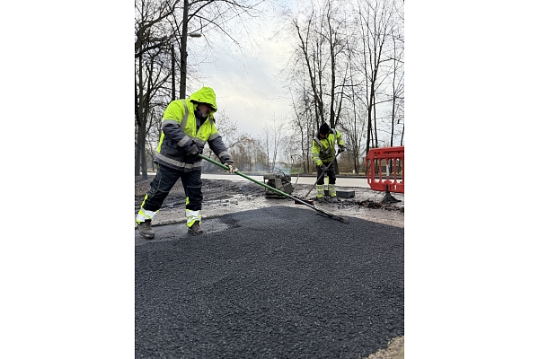 Bedrīšu remonts ar pilno tehnoloģiju, izmantojot karstā asfaltbetona maisījumu
