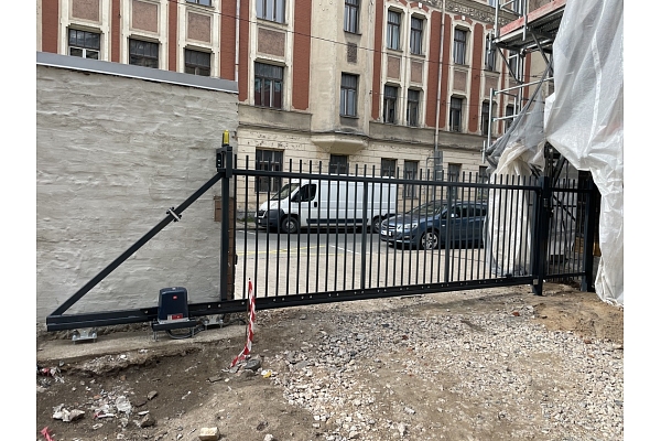 Bidamie varti ar metala trubinu pildijumu