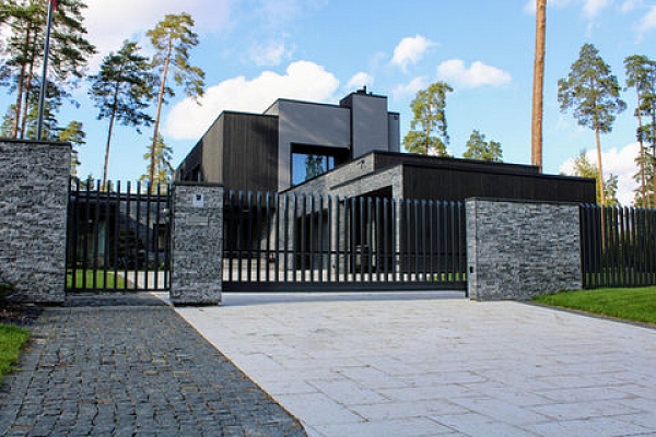 Pielāgota metāla žoga uzstādīšana pie mājas ar modernu dizainu
