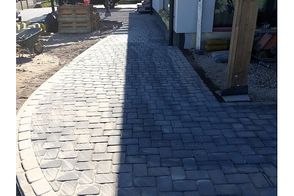 Bruģēts celiņš gar māju