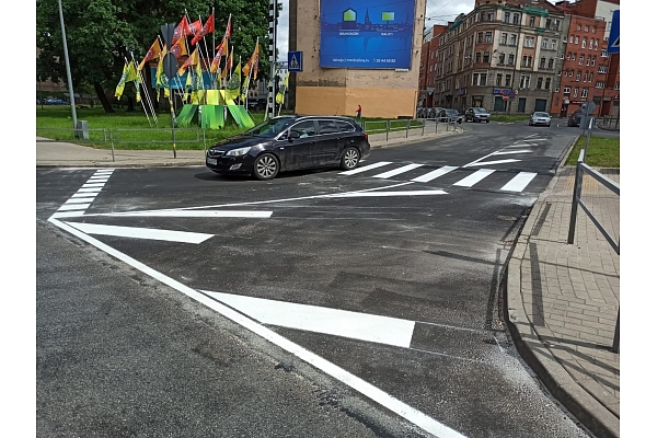 Ceļa horizontālo apzīmējumu uzklāšana