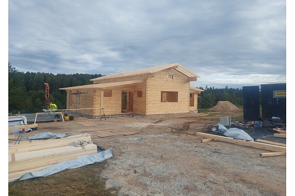 Guļbūves māju montāža