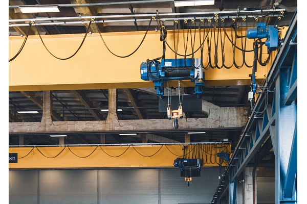 Industriālais ražošanas cehs ar celtni – metālapstrādes un montāžas darbi