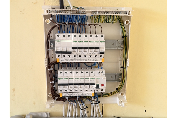 Detalizēts skats uz elektroapgādes sadales paneli