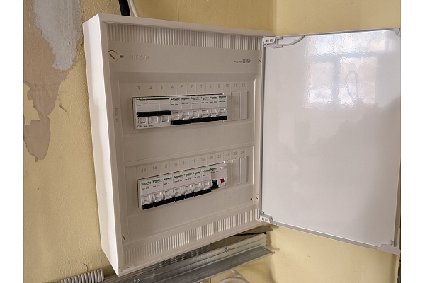 Pabeigta elektroapgādes skapis ar kārtīgiem vadiem