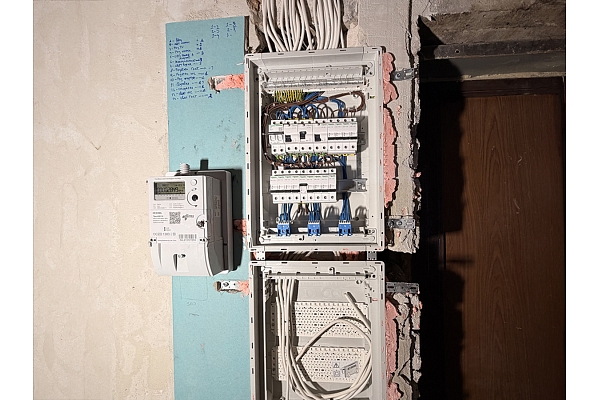 Elektroapgādes panelis ar drošinātājiem un vadiem