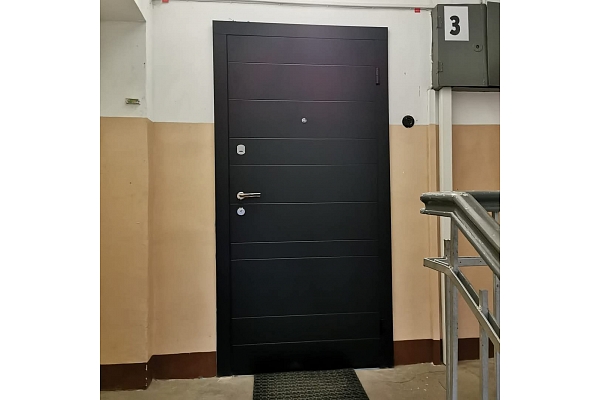 koka un metāla durvis