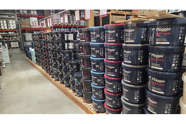 Flugger krāsu stends Profcentrs veikalā