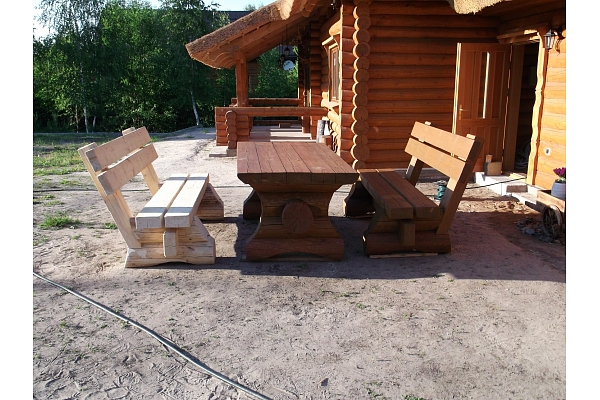 Galds ar atzveltnēm