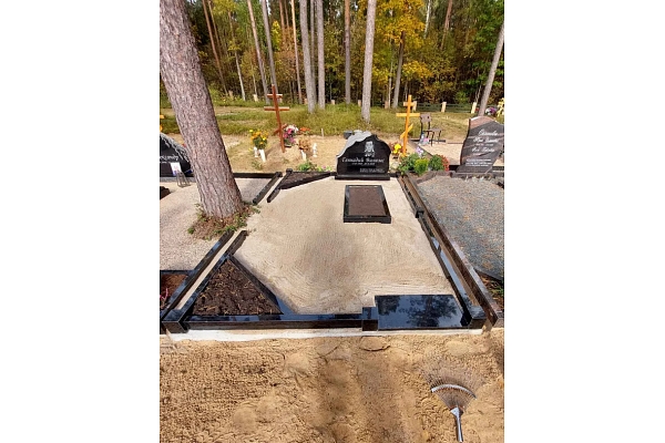 Šķērsiela, IK - granīta sēta