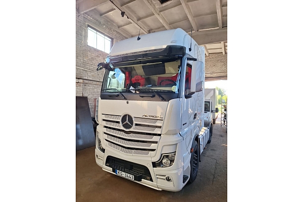 Kravas auto logu maiņa